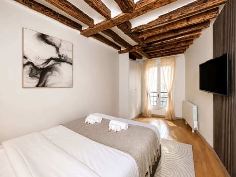 Chic living space with a Queen-size bed.
