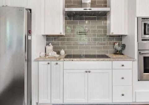 Induction cooktop with pot fuller