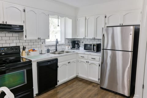 Fully stocked kitchen with all your kitchen appliances to cook a nice meal.