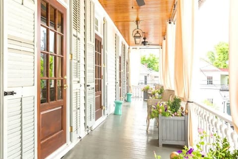 Spacious Private Porch w Seating!