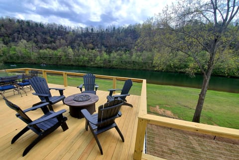 Back deck with gas fire pit! Yep, the White River is right there!