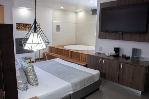 Luxury Suite | Hypo-allergenic bedding, minibar, free WiFi, bed sheets