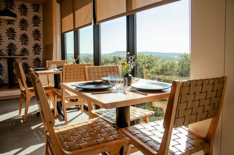 2 restaurants; breakfast, lunch, dinner, and brunch served
