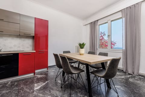 Comfort Villa | Private kitchen | Full-size fridge, microwave, oven, stovetop