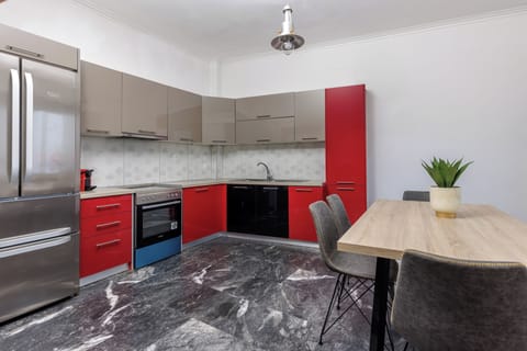 Comfort Villa | Private kitchen | Full-size fridge, microwave, oven, stovetop