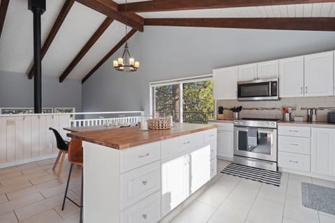 House, 4 Bedrooms | Private kitchen | Fridge, oven, coffee/tea maker, toaster