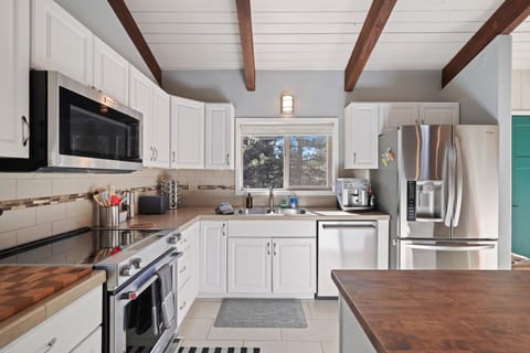 House, 4 Bedrooms | Private kitchen | Fridge, oven, coffee/tea maker, toaster