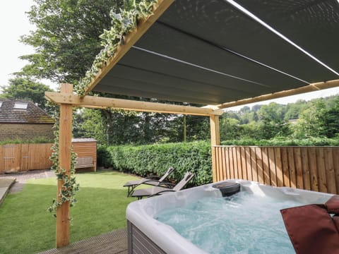 Cottage | Outdoor spa tub