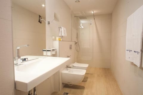 Shower, free toiletries, hair dryer, bidet