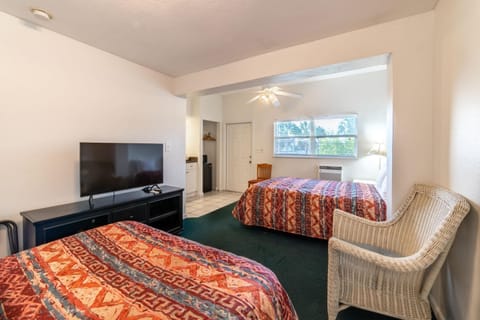 Quaint, Lakeside Economy Hotel Room image 1