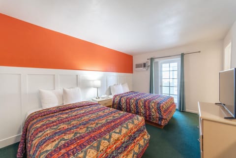 Quaint, Lakeside Standard Hotel Room with Kitchenette and Balcony  image 1