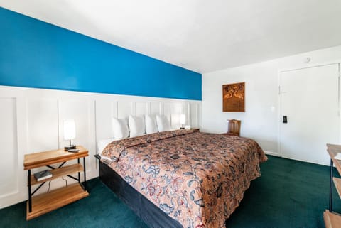 Quaint, Lakeside King Hotel Room with Kitchenette and Balcony  image 1