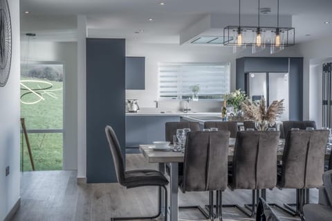 Sunrise  - 5 Bedroom Luxurious Holiday Home - Pendine (8245)