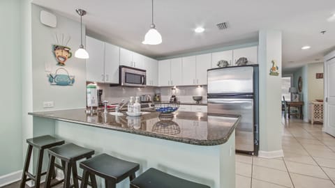 Fully loaded kitchen w/granite and stainless - barstools