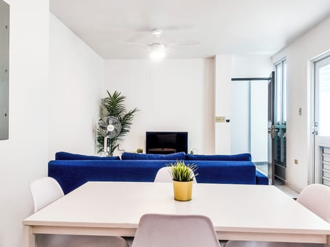 Basic Double Room Single Use | Living area | 50-cm Smart TV with satellite channels, TV, Netflix