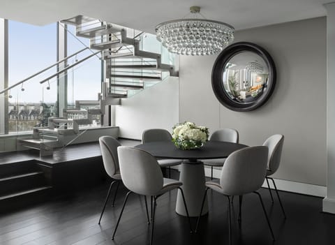 Suite (London) | In-room safe, desk, laptop workspace, blackout drapes