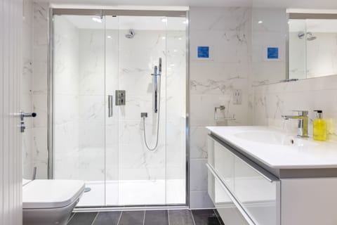 Deluxe Double or Twin Room | Bathroom | Towels