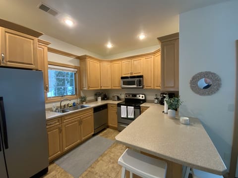 Coffee pot with normal drip and K-Cup dual functionality