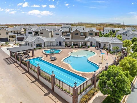 Community clubhouse & pools/spa