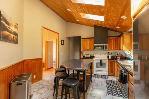 House, Private Bathroom, Ocean View (Byrdies) | Shared kitchen | Coffee/tea maker, highchair