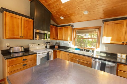 House, Private Bathroom, Ocean View (Byrdies) | Shared kitchen | Coffee/tea maker, highchair