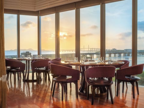 2 restaurants; breakfast, lunch, dinner, and brunch served