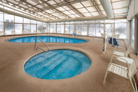 Indoor pool, sun loungers