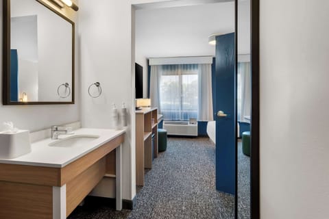 Room, 1 Queen Bed, Accessible Bathtub | Desk, laptop workspace, iron/ironing board, free WiFi