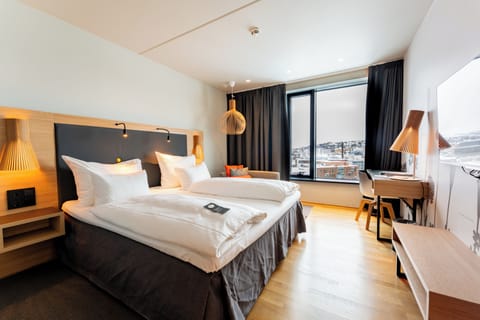 Deluxe Room, 1 Queen Bed | Premium bedding, minibar, in-room safe, desk