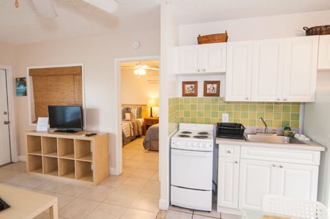 Apartment, 1 Bedroom, Non Smoking | Private kitchenette | Coffee/tea maker