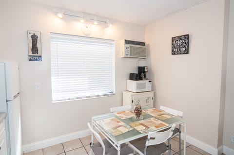 Apartment, 1 Bedroom, Non Smoking | In-room dining