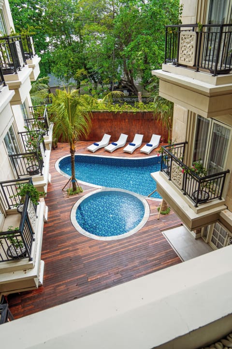 Outdoor pool, sun loungers