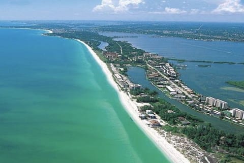 Welcome to the quieter South end of the Island. Only a 5 min. walk to the beach!
