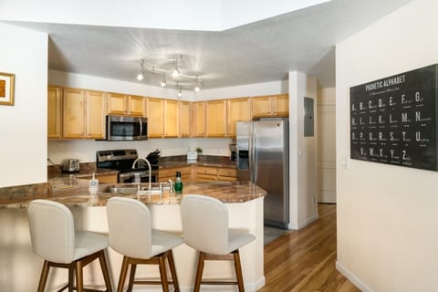 Condo, 3 Bedrooms | Private kitchen | Fridge, oven, coffee/tea maker, toaster