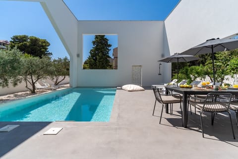 6 deck chairs and 4 lazy bags; an outdoor dining area for 12 people; and an outdoor shower