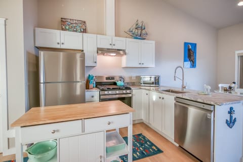 Fully equipped kitchen and dining for home cooked meals or takeout!