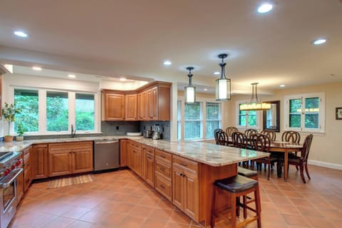 Peninsula seating for four people!