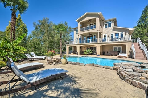 Grants Pass Vacation Rental | 5BR | 5BA | Stairs Required | 5,800 Sq Ft