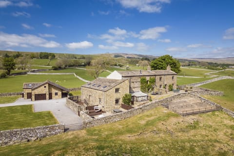 Hill Top Farm, Wensleydale: Situated right in the heart of the Yorkshire Dales National Park, close to the attractive village of Askrigg