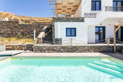Our villa's highlight: the beautiful pool