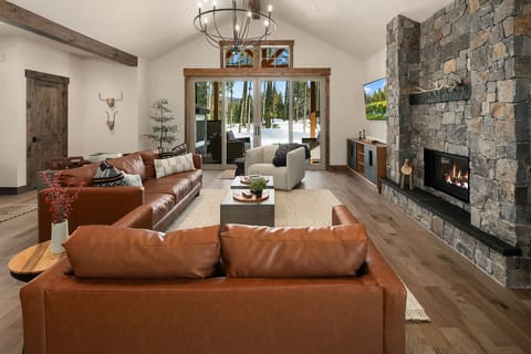 Sanctuary Villa: - Beautifully appointed great room with leather furniture.