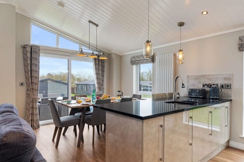 Luxury Lodge, Close to Beach, Pet Friendly