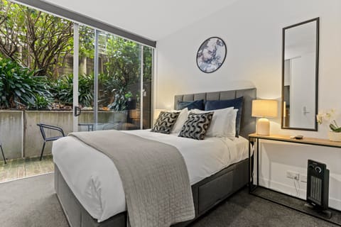Apartment | Desk, iron/ironing board, free WiFi, bed sheets