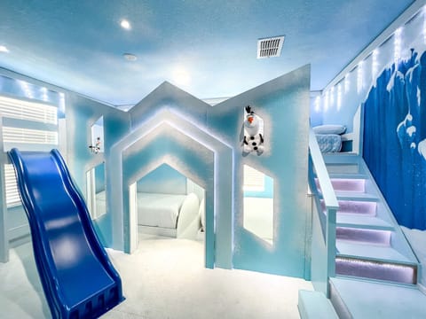 Frozen Suite with 4 twin beds (1)