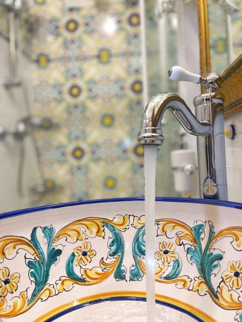 Deluxe Double Room | Bathroom | Free toiletries, hair dryer, bidet, towels