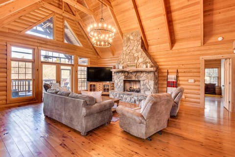 Sapphire Vacation Rental | 4BR | 3.5BA | 3 Stairs to Enter | 4,108 Sq Ft
