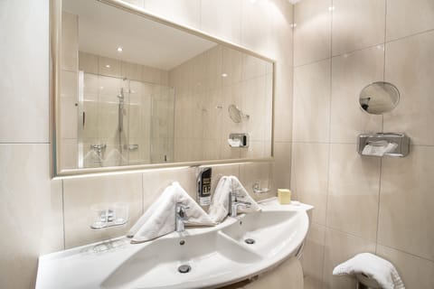 Family Suite, Balcony, Mountain View | Bathroom | Free toiletries, hair dryer, bathrobes, slippers