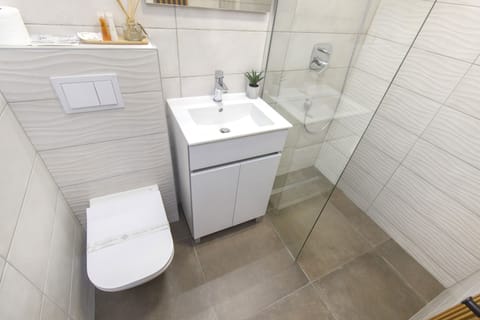 Superior Double or Twin Room | Bathroom | Shower, rainfall showerhead, free toiletries, hair dryer