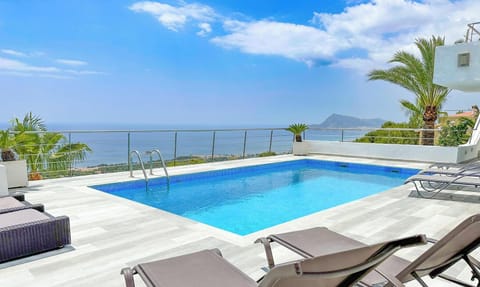 Terrace with swimming pool, equipped with furniture to relax and enjoy the magnificent sun of the Costa Blanca.