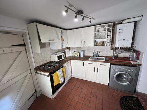 Cottage | Private kitchen | Fridge, microwave, oven, stovetop